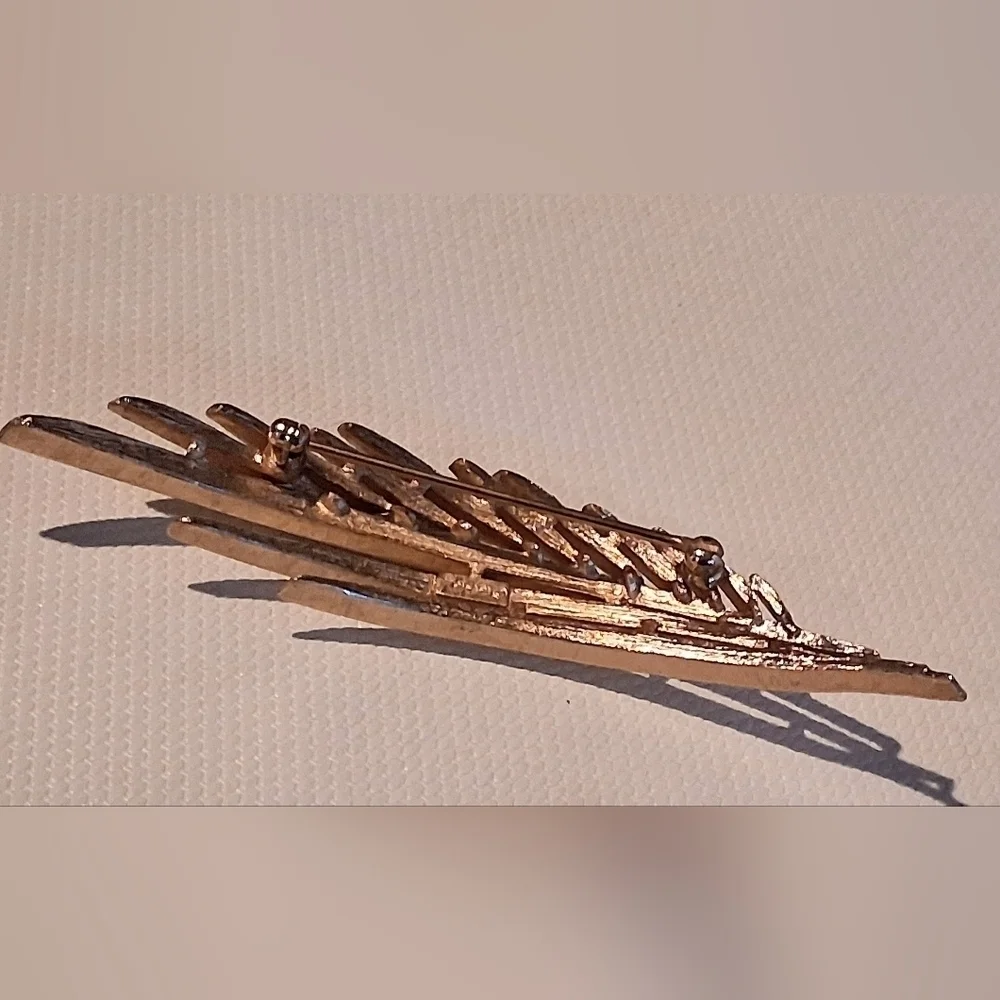 * Vintage Crown Trifari Gold Tone Leaf Like Pin Brooch